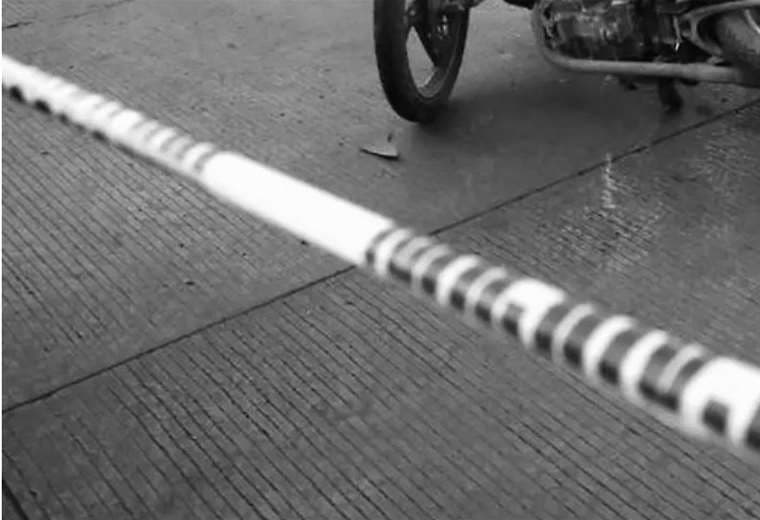 Motociclista pierde la vida tras colisionar contra un árbol en Upala