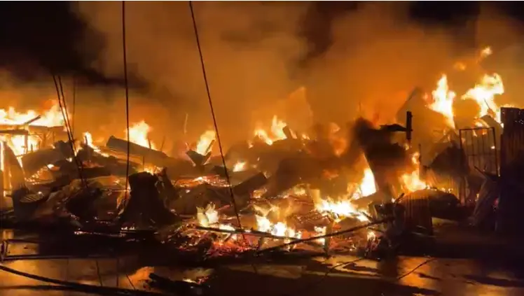 Quema de colchón se perfila como causa de incendio que destruyó 17 casas en Heredia