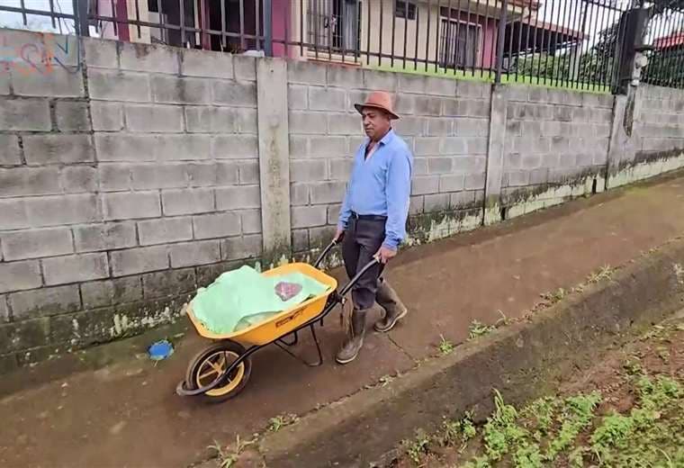 Se levanta antes del sol y vende frijoles puerta a puerta: el legado de Rufino