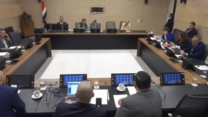 Video: Arias y Cisneros chocan por renuncia de vicepresidente Brunner
