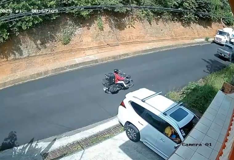 Video: Por centímetros motociclista no fue aplastado por cisterna que transportaba gas