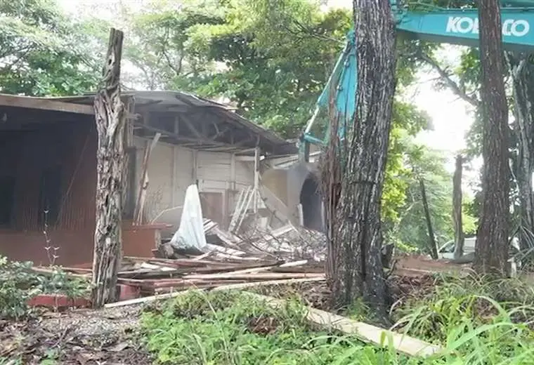 Municipalidad de Santa Cruz desaloja y destruye construcciones en playa Avellanas