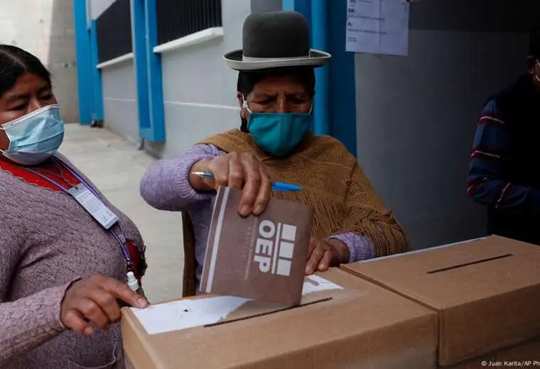 Dos candidatos de derecha lideran encuestas electorales en Bolivia