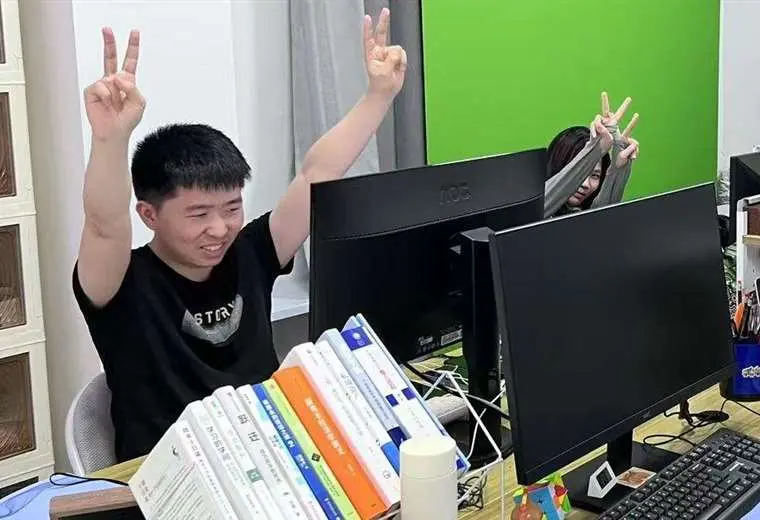 Por qué muchos jóvenes en China pagan para ir a una oficina y fingir que trabajan