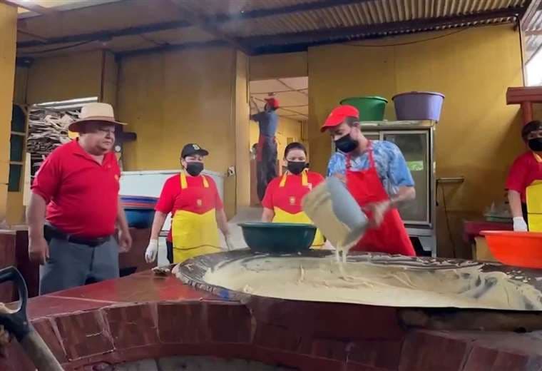 Esta familia de Aserrí regala cientos de tamales en honor a su patrono