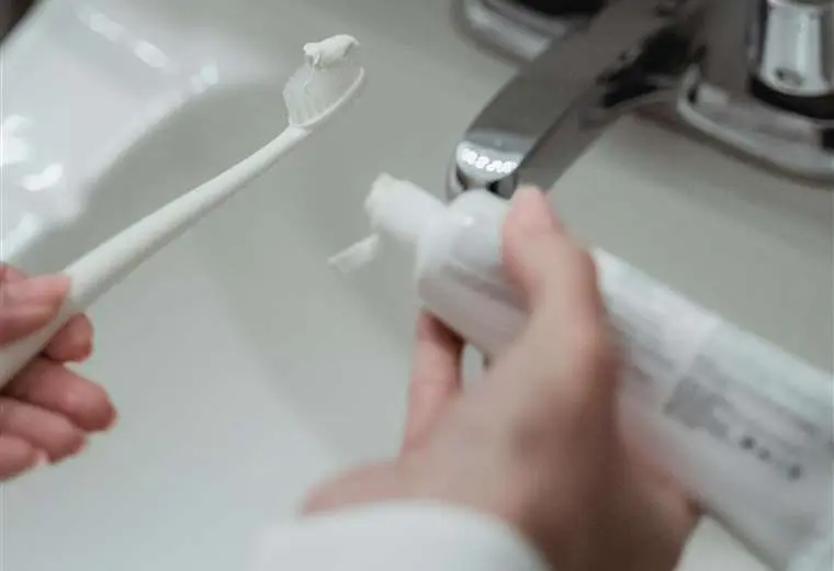 Salud ordena suspender venta de pasta dental tras reportes de ardor y lesiones 