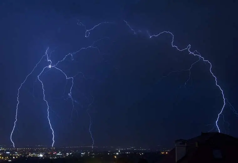 En solo cinco horas, cayeron casi 10 mil rayos en la GAM
