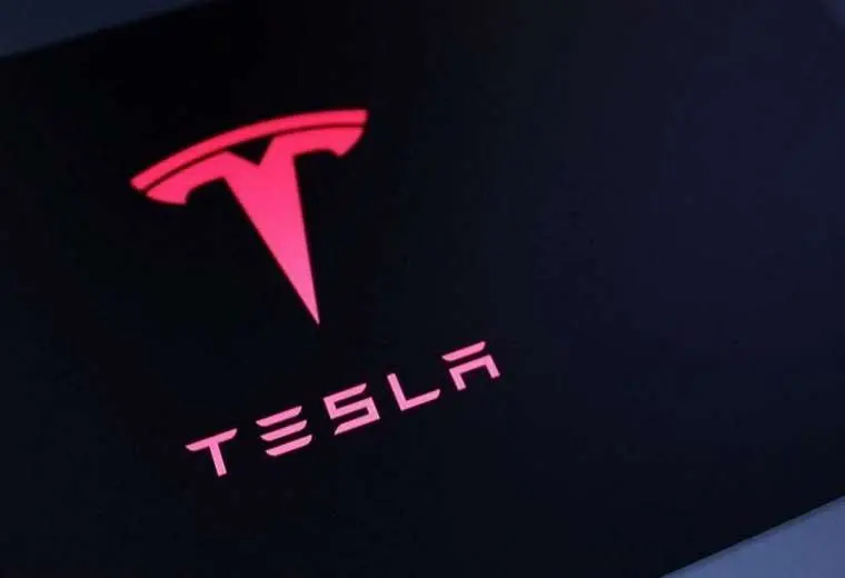 Condenan a Tesla a pagar más de US$200 millones por una falla del piloto automático que causó una muerte