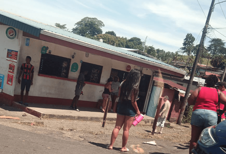 Joven es asesinado a balazos frente a iglesia en Limón