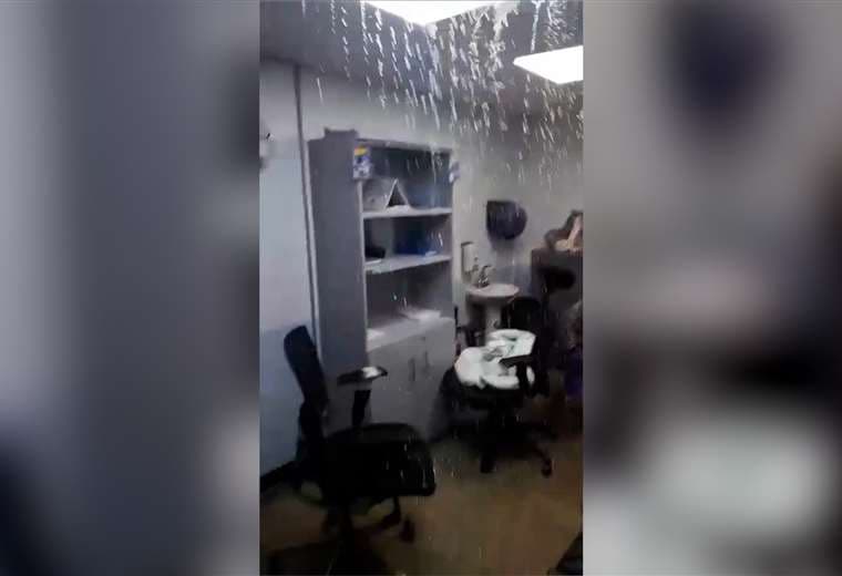 Lluvias inundan área de Admisión del Hospital de Grecia y dañan equipos