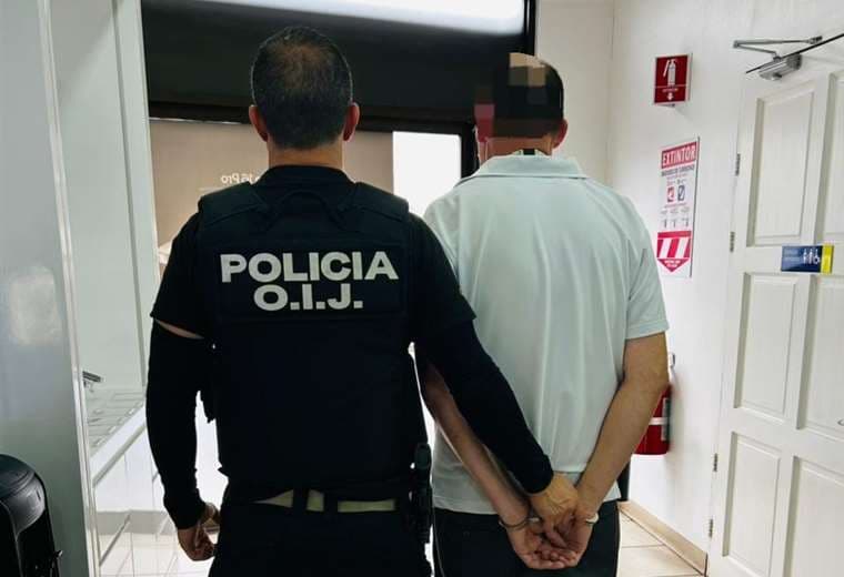 Cae funcionario sospechoso de falsificar contratos para vender celulares del ICE