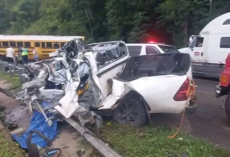 Emergencia en Tárcoles: Cruz Roja atiende choque múltiple que involucra a bus