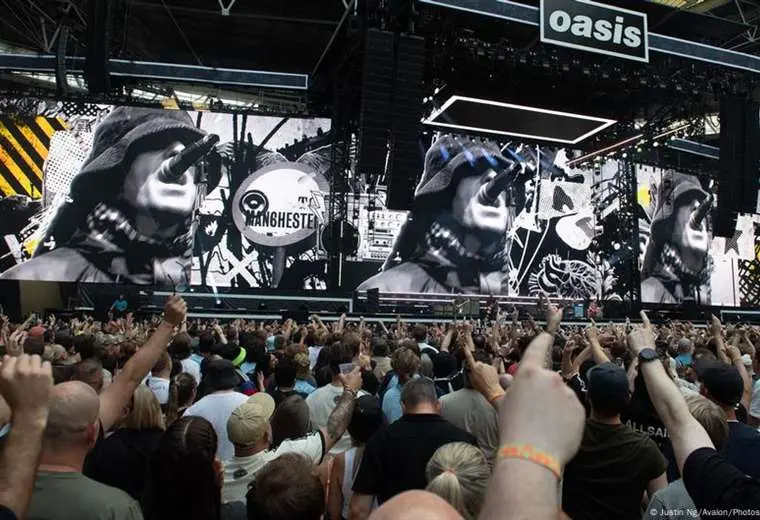 Hombre muere tras caer de las gradas en concierto de Oasis en Londres