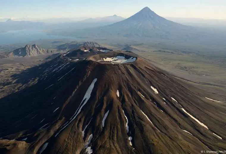 Otro volcán entra en erupción en zona de potente sismo ruso