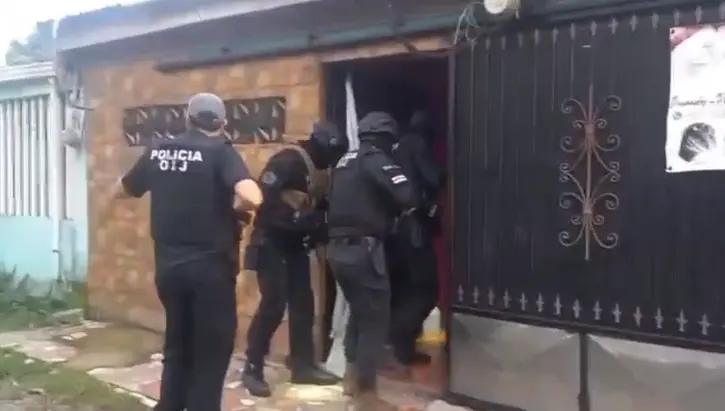 Detienen a policía por aparente encubrimiento en mortal accidente en Puntarenas
