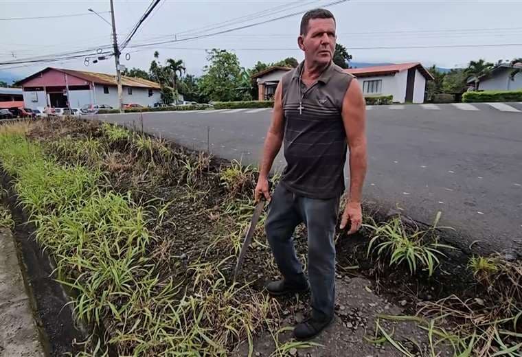 El guardián sin uniforme que transformó su vida barriendo calles