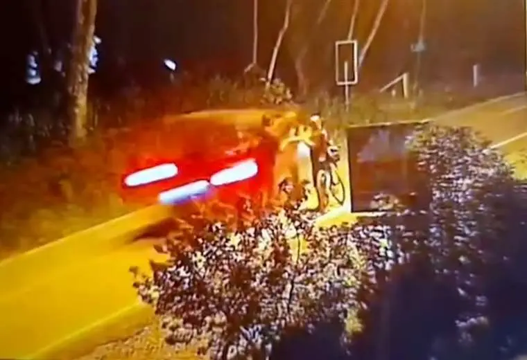 Video muestra el momento en que un vehículo atropelló a cuatro personas y mató a una en Bahía Ballena