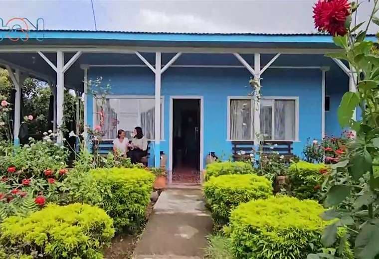 Ocho décadas de historia caben en esta casa celeste de Alajuela