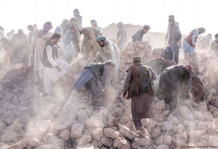 Sube a más de 800 el balance de muertos del sismo en Afganistán