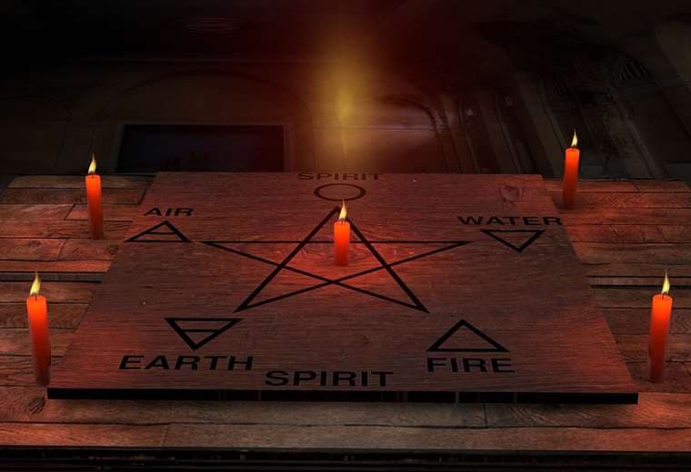 Ticos que buscan “limpias” o “amarres” con brujos están siendo víctimas de sextorsión