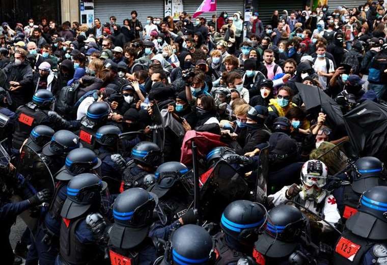 Policía interviene universidades de París por bloqueo a Francia
