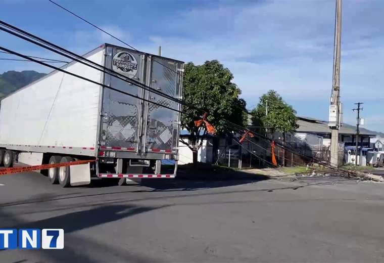 Tráiler derriba poste y provoca cierre vial en San José