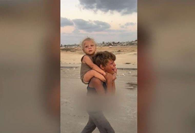 La historia detrás de la imagen viral de un niño palestino que lleva cargando a su hermanito tras ser desplazado en Gaza