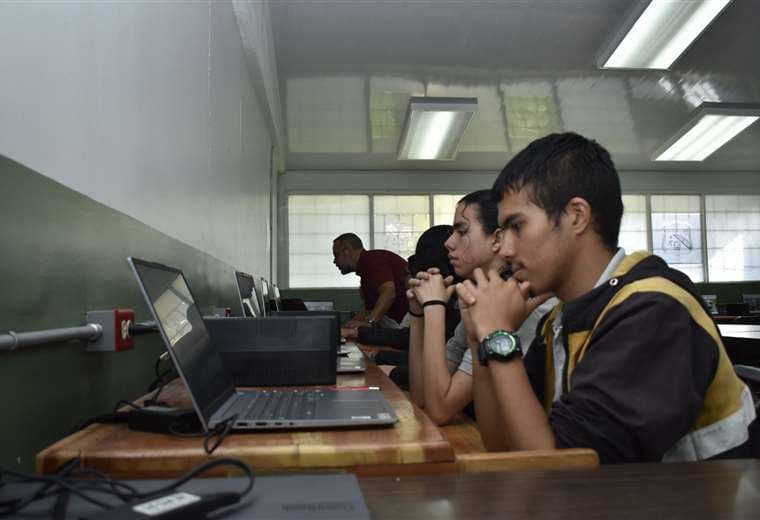 Docentes estrenarán este año guía para usar inteligencia artificial en las aulas