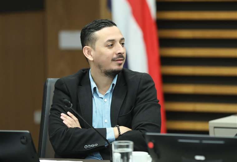 Ariel Robles dejará de cobrar salario en el Congreso para dedicarse a campaña electoral