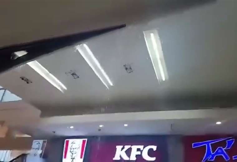 ¡Tremendo susto! Techo en zona de comidas de Multiplaza cede por acumulación de agua