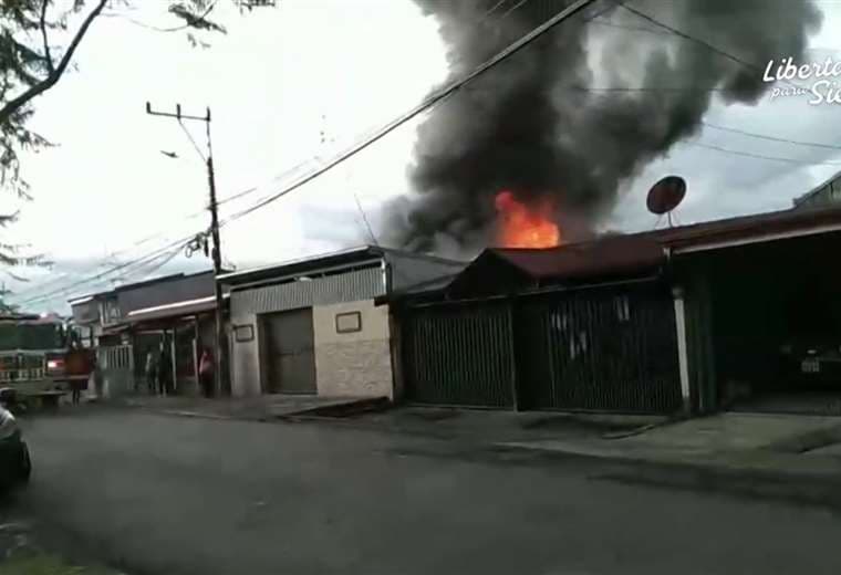 Video: Incendio consume dos casas en Cartago