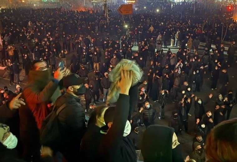 Estallan nuevas protestas en Irán pese a bloqueo de internet