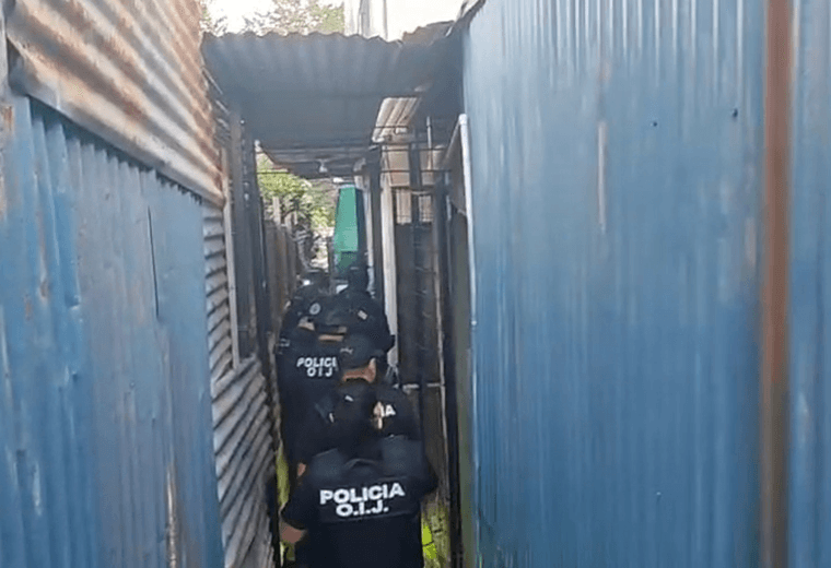 Allanamiento tras balacera que dejó a niño herido destapa fusiles AR-15 y drogas en La Carpio