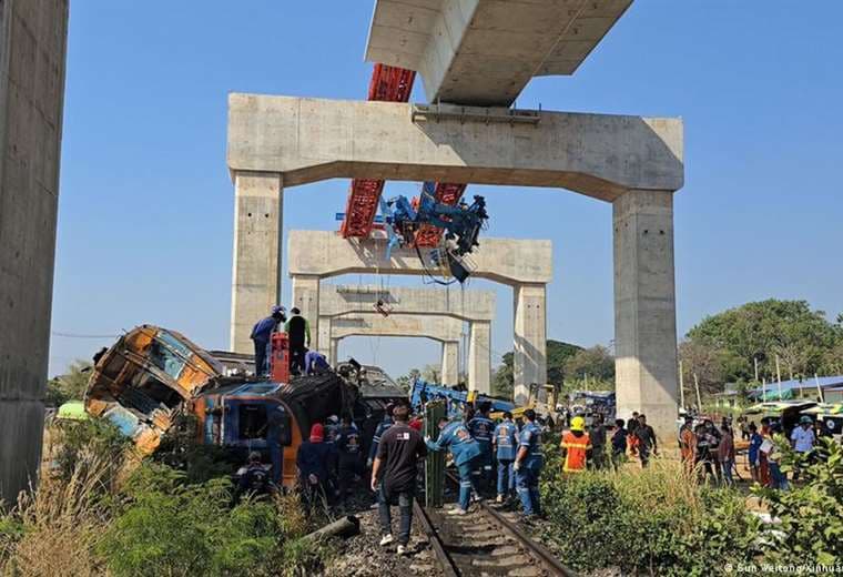 Al menos 22 muertos al caer grúa sobre tren en Tailandia