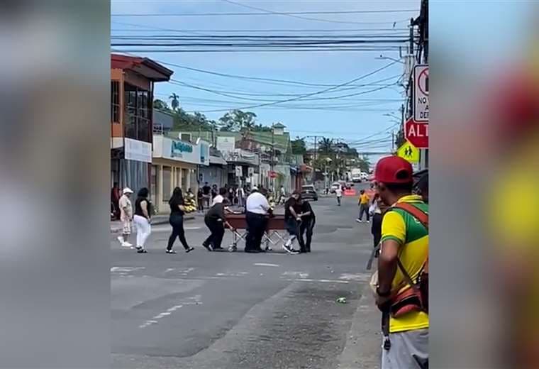 “¡Que se quiten!”: Cruzan calle con ataúd durante carrera ciclística de Juegos Nacionales