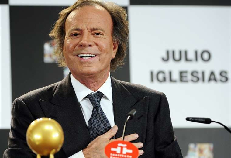 Julio Iglesias prepara su defensa ante denuncias de abusos sexuales, según ‘Hola’