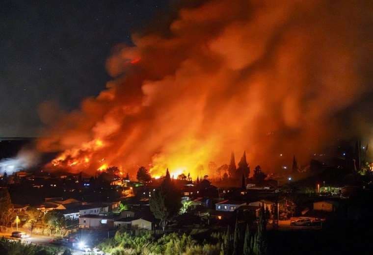 Aumentan a 15 los fallecidos y a más de 50.000 los evacuados por incendios en sur de Chile