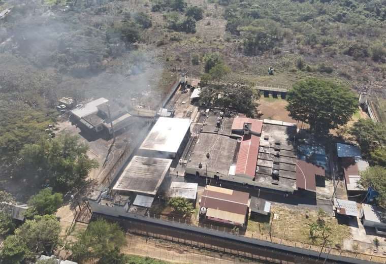 Pandilleros amotinados retienen a más de 40 guardias en cárceles de Guatemala