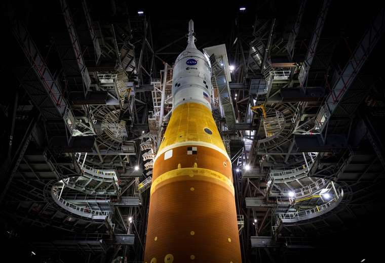 NASA traslada cohete lunar a plataforma de lanzamiento antes de la misión Artemis 2