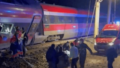 Mueren al menos 21 personas al descarrilar dos trenes de alta velocidad en el sur de España