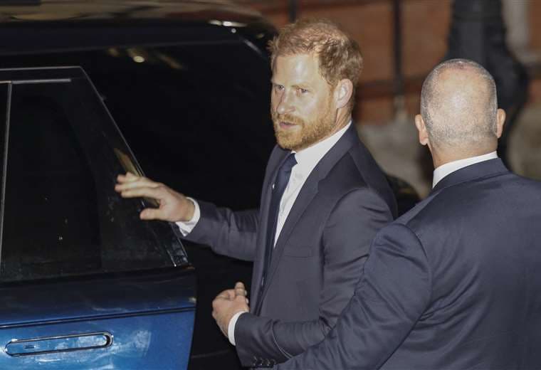 Príncipe Enrique expresa en tribunales la “paranoia” sufrida por prácticas de un tabloide