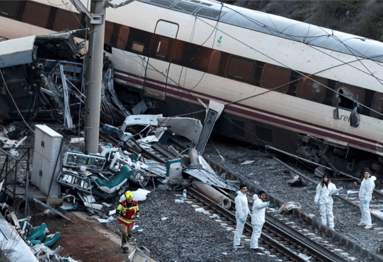Cómo ocurrió y otras preguntas sobre el choque de trenes que causó 42 muertes en España