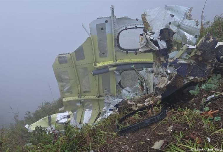 Hallan todos los cuerpos de avión estrellado en Indonesia