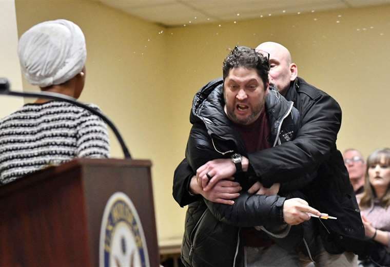 Congresista de Minesota es atacada con sustancia desconocida tras antecedentes de amenazas por críticas a Trump