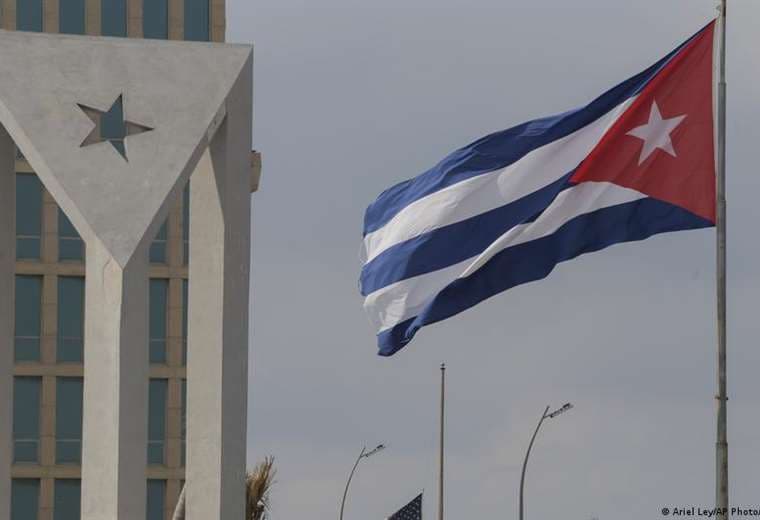 Miles marchan en Cuba con antorchas por amenazas de EE. UU.