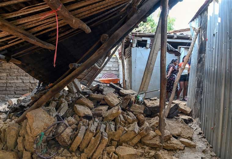 Fuerte sismo en México deja dos muertos y decenas de casas derrumbadas