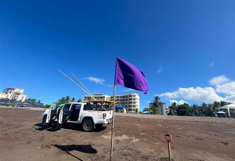 ¿Qué significa la bandera púrpura que ondea en playa Jacó?