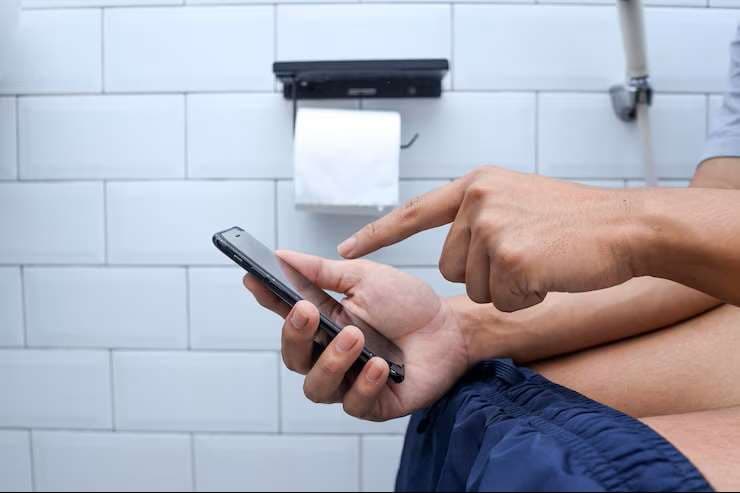 Del ‘scroll’ al dolor: cómo el celular en el baño puede ser aliado de las hemorroides