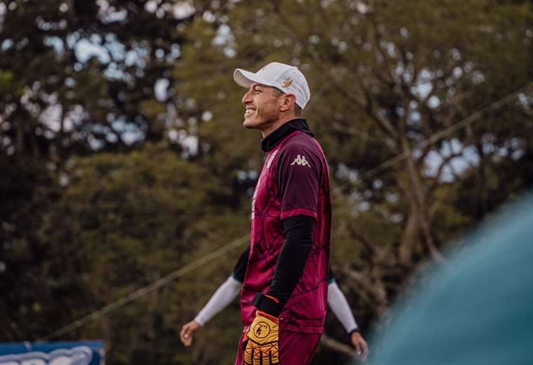 Fiel a su estilo: Con su popular gorra, Minor Álvarez ya viste de morado