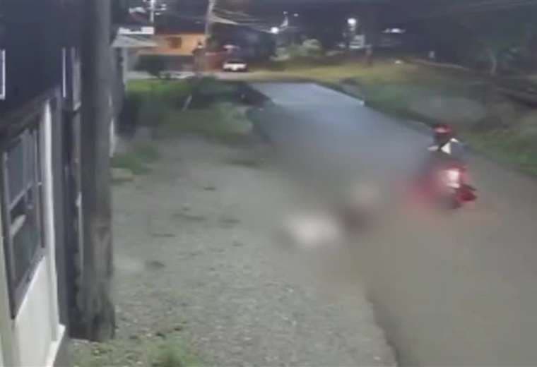 ¡A sangre fría! Cámara grabó asesinato de hombre en plena calle de Limón